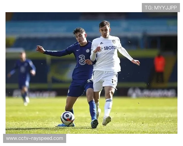 利兹联3-5-2阵型高压逼抢，阿森纳防线稳守反击